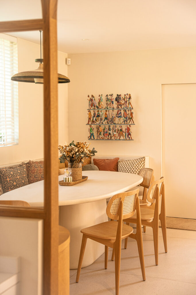 Salle à manger lumineuse avec table en bois clair et suspensions design